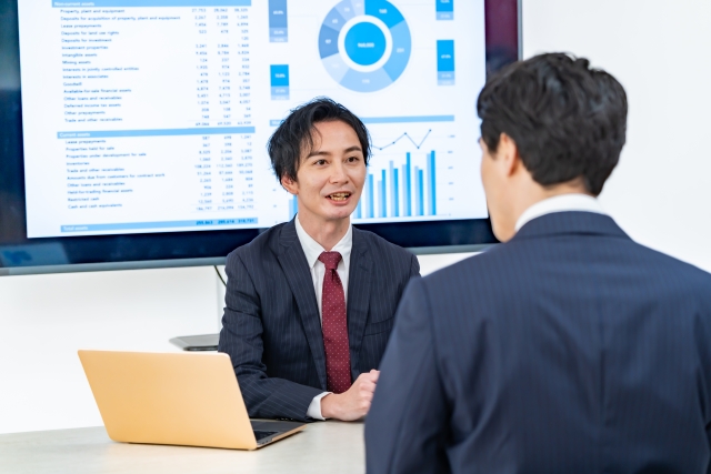 グラフを見ながら説明している様子